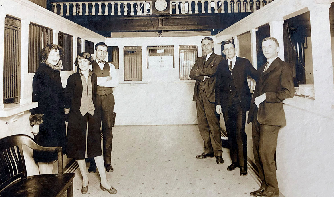 1895 historical image of bank lobby